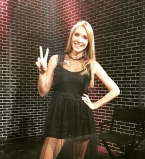 Беременная Катя Осадчая покоряет сияющим видом на Неделе моды