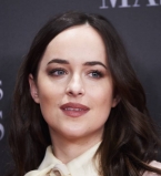 Бабушкин наряд: публика раскритиковала наряд Дакоты Джонсон на красной дорожке