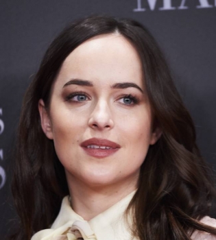 Бабушкин наряд: публика раскритиковала наряд Дакоты Джонсон на красной дорожке