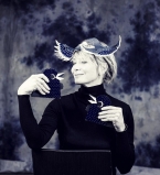 Юлия Высоцкая показал стройные ноги