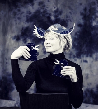 Юлия Высоцкая показал стройные ноги