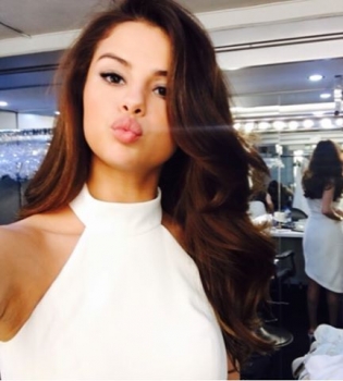 Четыре миллиона лайков за 18 часов: новое фото Селены Гомес в Instagram взорвало публику