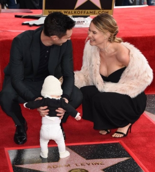 Бехати Принслу и Адам Ливайн впервые появились на публике с 4-месячной дочерью