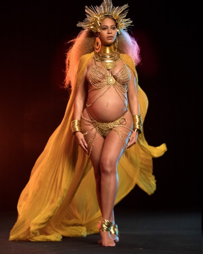 Феерично: беременная Бейонсе в золотом наряде выступила на "Грэмми"