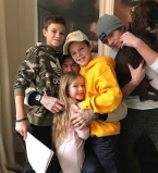 Познаем мир вместе: Дэвид Бекхэм с сыновьями и дочерью Харпер посетил музей