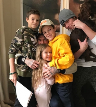 Познаем мир вместе: Дэвид Бекхэм с сыновьями и дочерью Харпер посетил музей