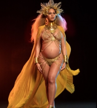 Бейонсе сплагиатила на &quot;Грэмми-2017&quot; кокошник Оли Поляковой