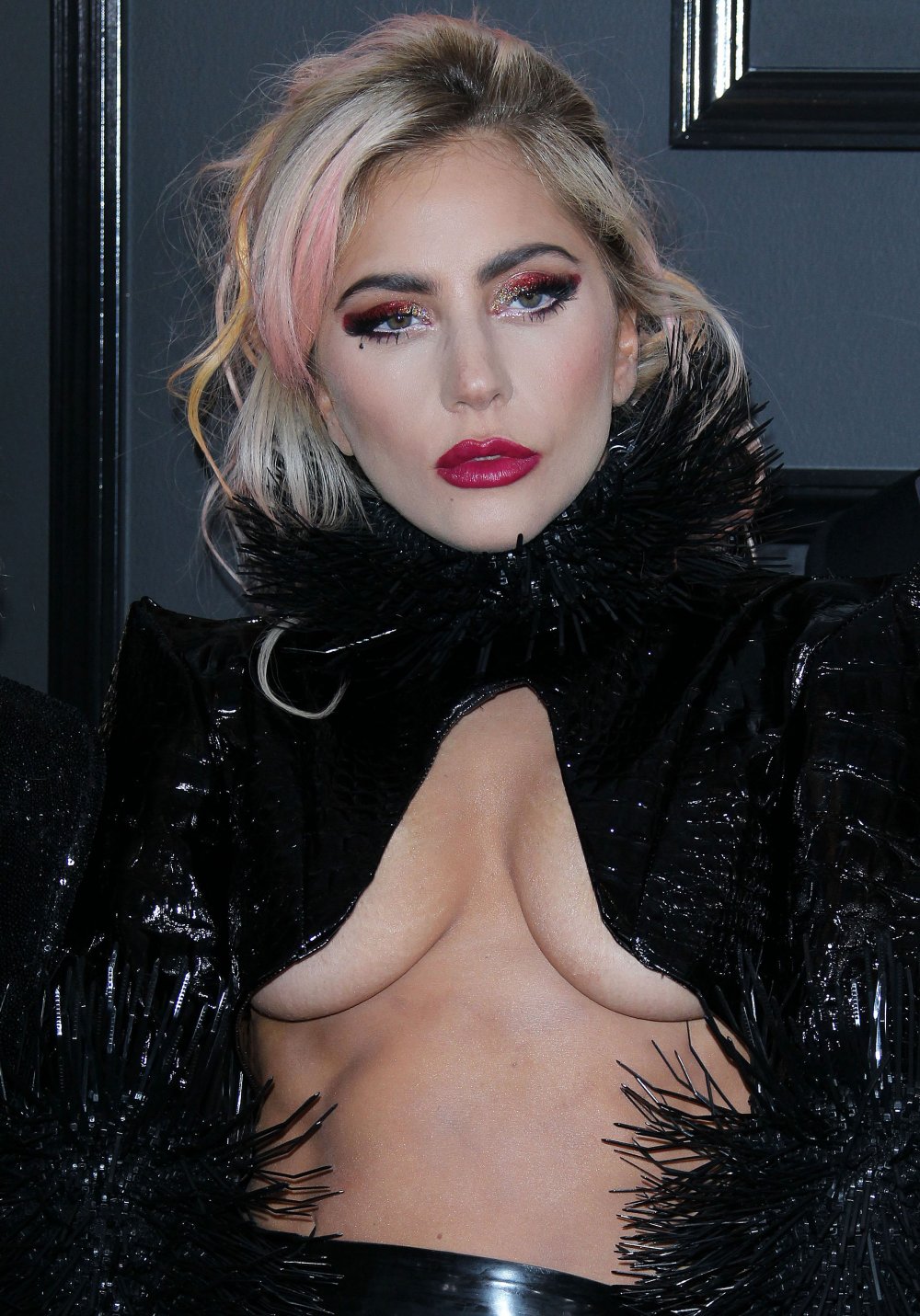 Леди Гага вышла в свет в смелом наряде