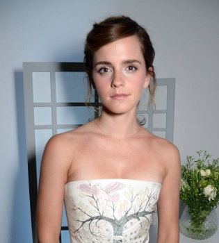 Настоящая принцесса: Эмма Уотсон блистает в элегантном белом платье Dior