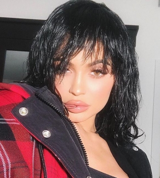 Фотофакт: Кайли Дженнер скопировала прическу своей сестры Ким Кардашьян