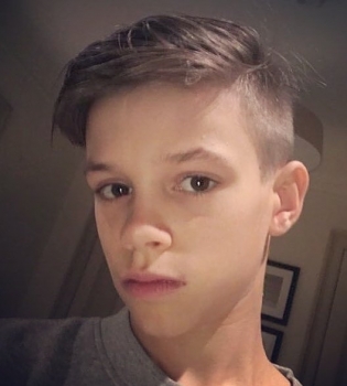 Красавчик в синем костюме: сын Виктории и Дэвида Бекхэма Ромео покоряет Нью-Йорк