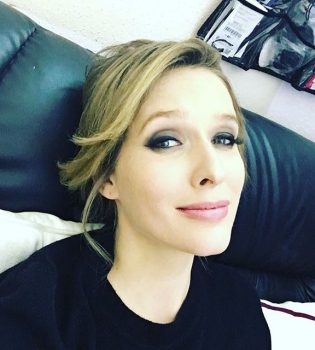 Катя Осадчая поздравила подписчиков с Днем влюбленных трогательным фото