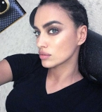 Беременная Ирина Шейк поделилась сексуальным селфи в постели