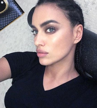 Беременная Ирина Шейк поделилась сексуальным селфи в постели