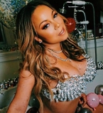 Мэрайя Кэри в сексуальном белье позирует в ванной с молодым бойфрендом