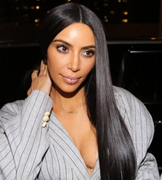 В пуховике и в нижнем белье: Ким Кардашьян в очередной раз удивила публику откровенным образом