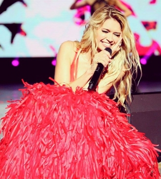 Вера Брежнева опубликовала фото без косметики