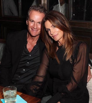 Роскошное семейство: Синди Кроуфорд с мужем и детьми блистает на светской вечеринке