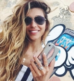 Солнце и пальмы: Регина Тодоренко позирует в белом бикини в Таиланде