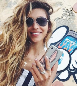 Солнце и пальмы: Регина Тодоренко позирует в белом бикини в Таиланде