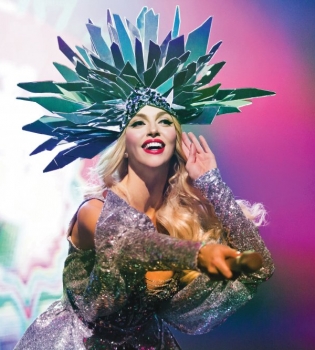 Шлепали шлепки: Оля Полякова представила альбом суперхитов