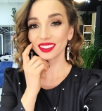 Анфиса Чехова ошеломила шикарным бюстом в глубоком декольте