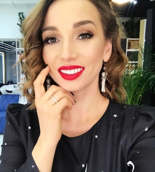 Анфиса Чехова ошеломила шикарным бюстом в глубоком декольте