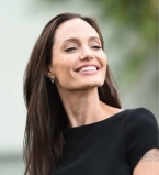 Настоящий фурор: Анджелина Джоли появилась на публике в ярко-розовом платье