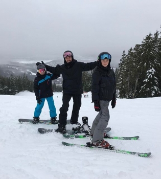 Семейство на отдыхе: Виктория и Дэвид Бекхэм с детьми катаются на лыжах