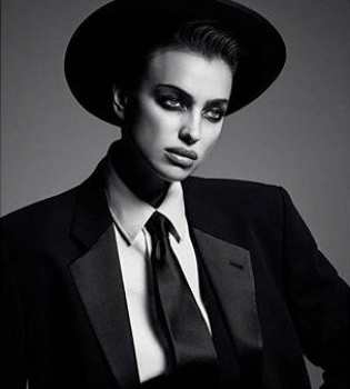 Строго и сексуально: Ирина Шейк снялась в мужском смокинге и шляпе