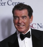 Пирс Броснан с супругой и сыновьями блистает на красной дорожке