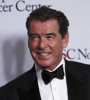 Пирс Броснан с супругой и сыновьями блистает на красной дорожке