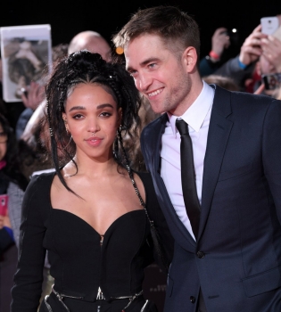 Роберт Паттинсон с девушкой