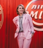 Елена Кравец удивила розовым нарядом