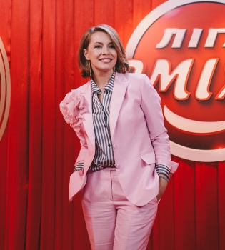 Елена Кравец удивила розовым нарядом