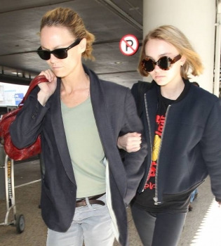 Дочки-матери: Ванесса Паради с дочерью Лили-Роуз Депп снялись в стильной фотосессии