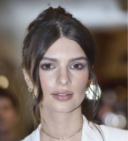 Изысканный шик: Эмили Ратаковски покорила публику элегантным белоснежным нарядом