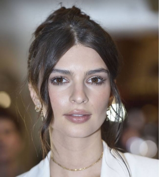 Изысканный шик: Эмили Ратаковски покорила публику элегантным белоснежным нарядом