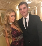 Жаркие объятия: Пэрис Хилтон поделилась фото с новым бойфрендом