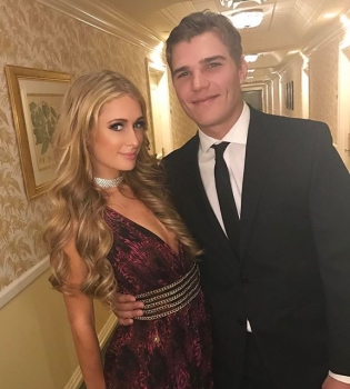 Жаркие объятия: Пэрис Хилтон поделилась фото с новым бойфрендом