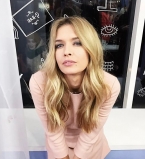 Игривое настроение: Вера Брежнева блистает в роскошном платье с глубоким декольте