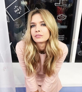 Игривое настроение: Вера Брежнева блистает в роскошном платье с глубоким декольте