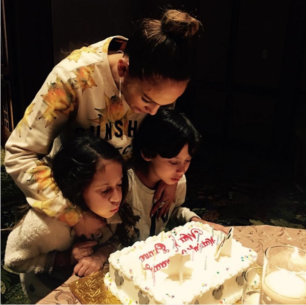 Дженнифер Лопес трогательно поздравила сына и дочь с днем рождения