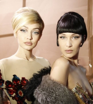 Такие похожие и такие разные: сестры Джиджи и Белла Хадид позируют вместе