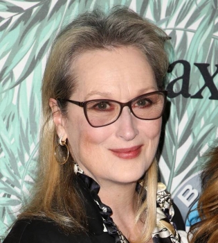 Скандал накануне &quot;Оскара&quot;: Мерил Стрип поссорилась с брендом Chanel из-за платья для церемонии