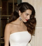 Амаль Клуни впервые появилась на публике после новости о беременности и показала округлившийся живот