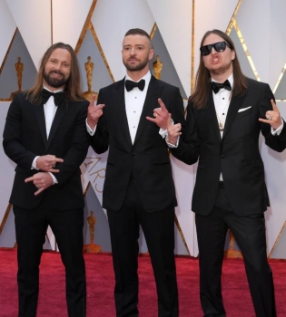 Сила смокинга: актеры, покорившие красную дорожку &quot;Оскара-2017&quot; бессменной классикой