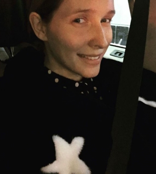 В ожидании весны: молодая мама Катя Осадчая наслаждается прогулкой