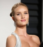 Оскар-2017: Роузи Хантингтон-Уайтли впервые появилась на публике после новости о беременности в облегающем платье