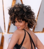 Холли Берри позирует в сексуальном платье с откровенным декольте